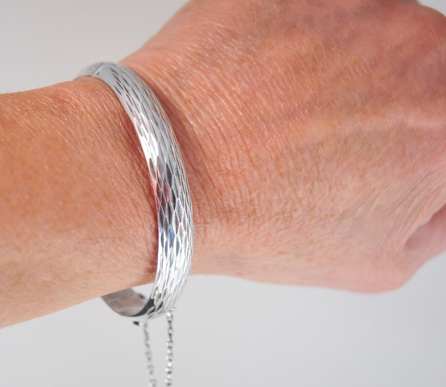 Vintage Sterling Silver Diamond Cut Hinged Bangle Bracelet