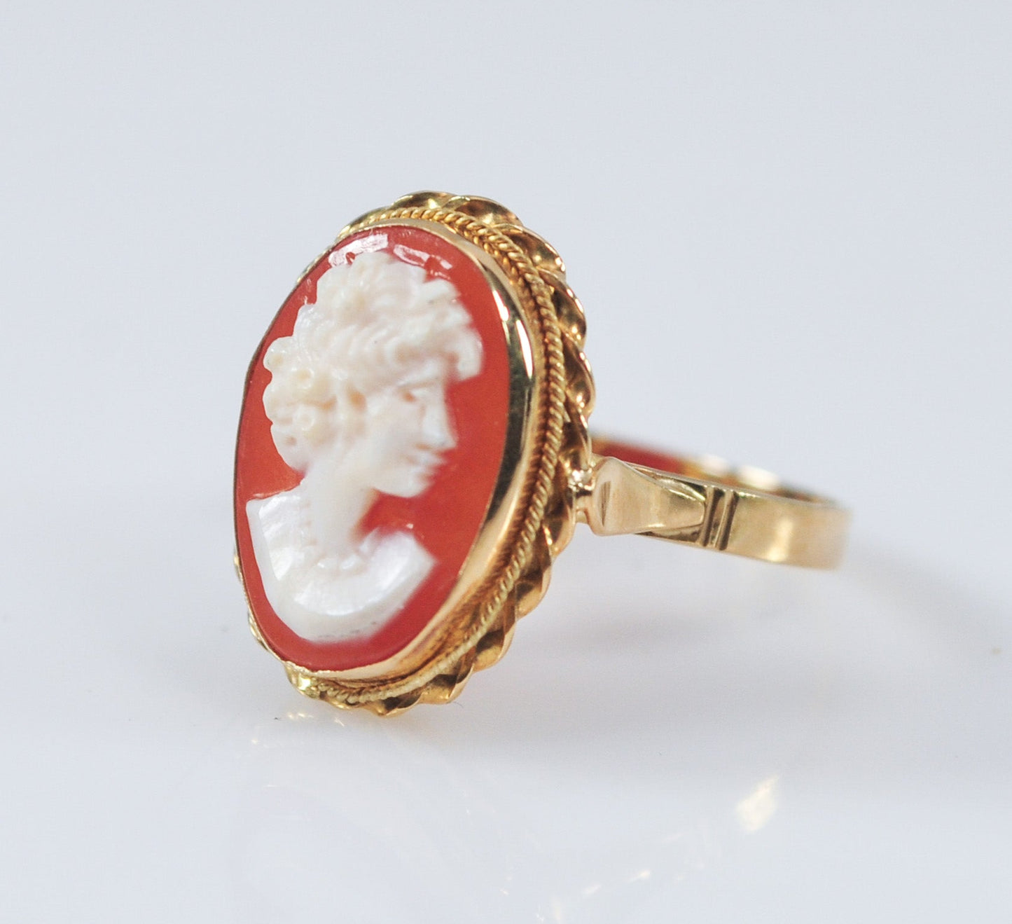 Vintage 18K Gold Carved Shell Cameo Ring