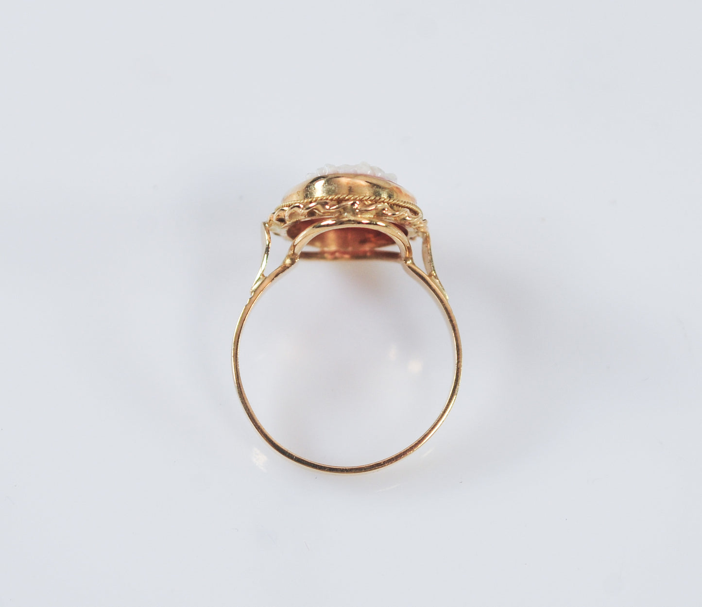 Vintage 18K Gold Carved Shell Cameo Ring