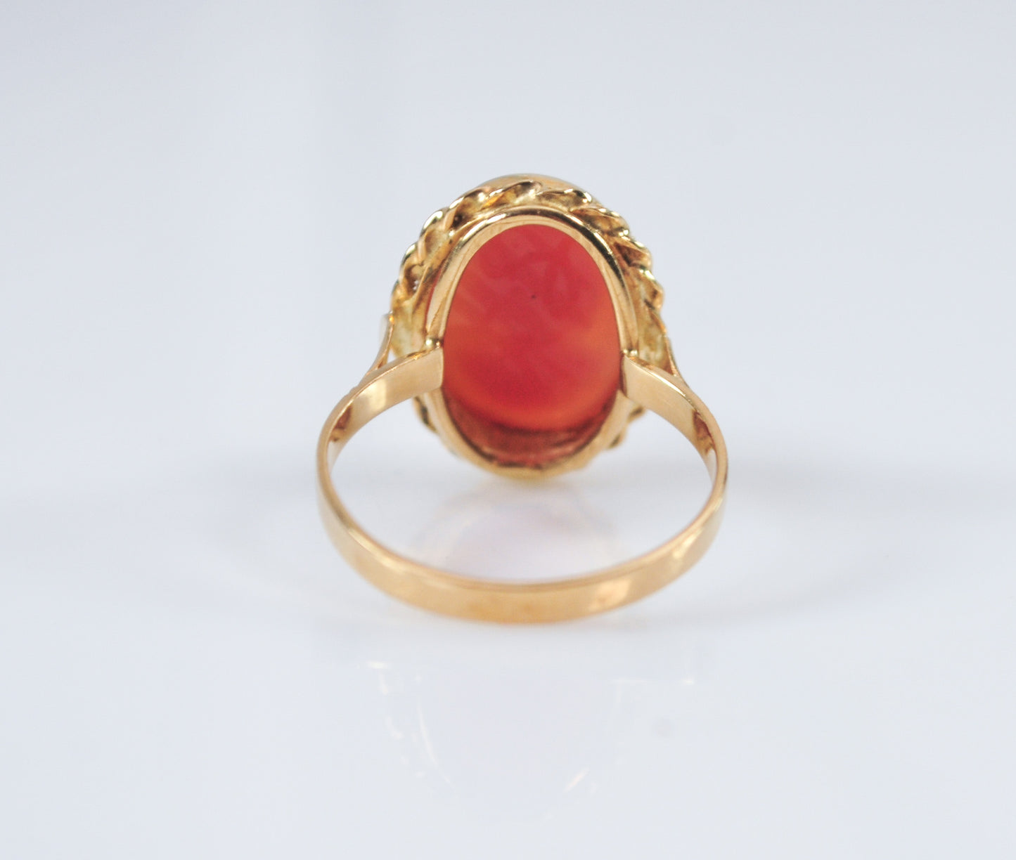 Vintage 18K Gold Carved Shell Cameo Ring
