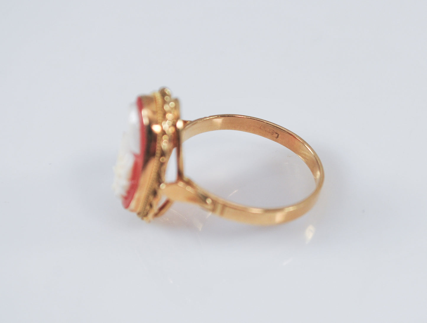 Vintage 18K Gold Carved Shell Cameo Ring