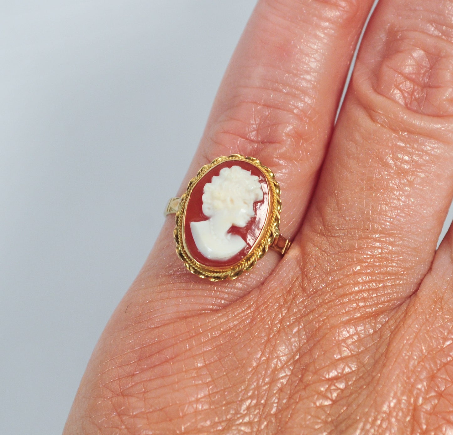 Vintage 18K Gold Carved Shell Cameo Ring