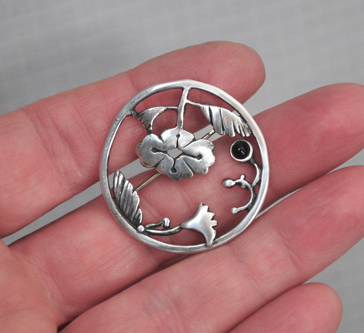 TRADES 925 Sterling Silver Round Flower Brooch Pendant