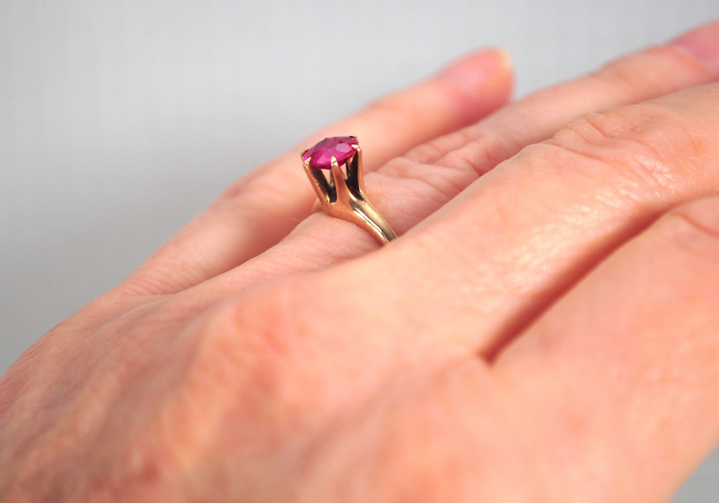 Vintage 10K Gold Red Stone Ring