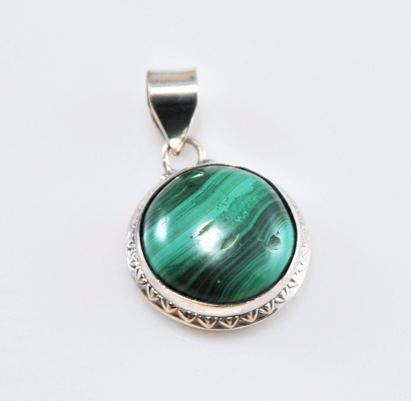 Round Sterling Silver Malachite Pendant - silvervintagejewelry
