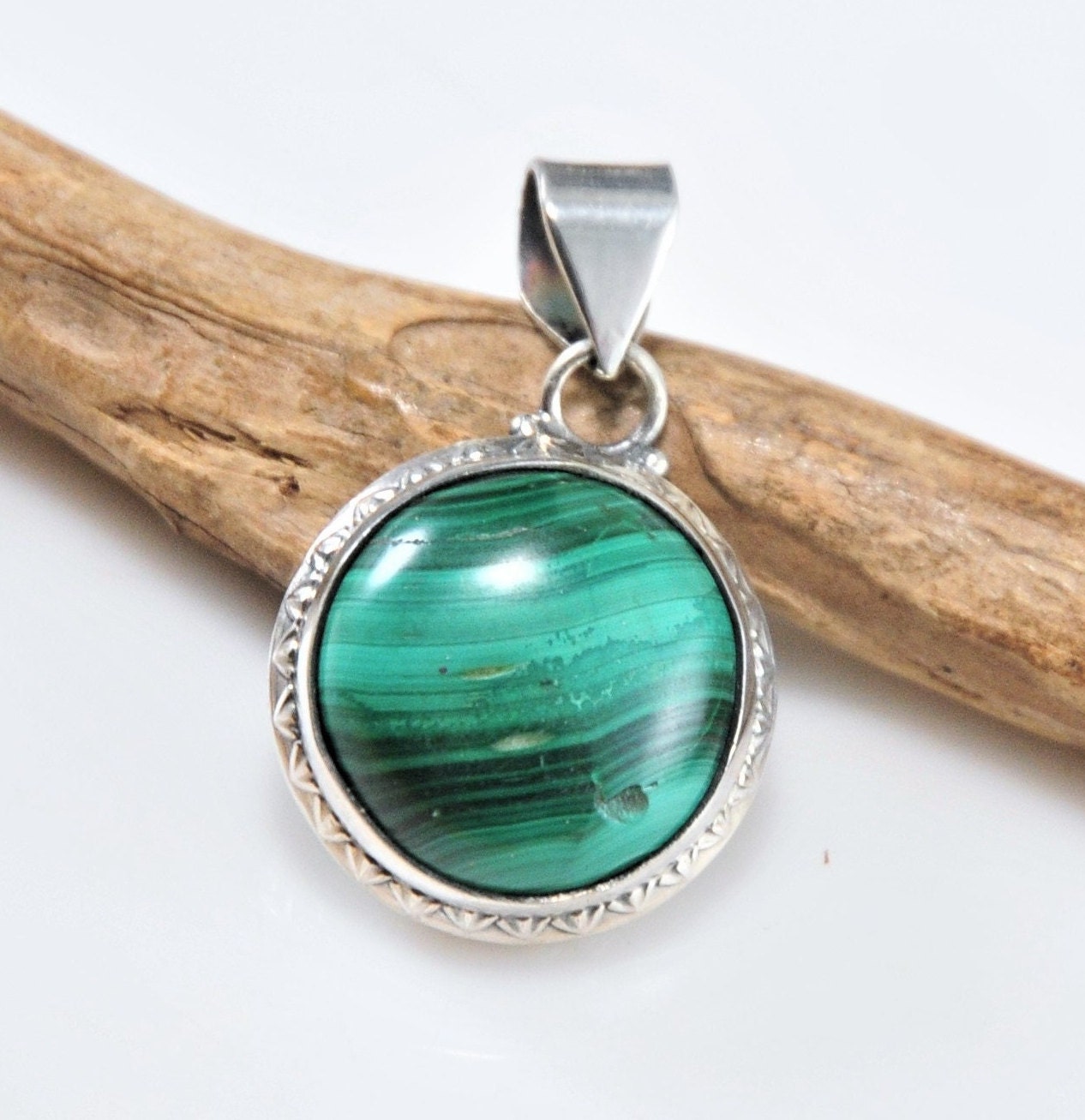 Round Sterling Silver Malachite Pendant - silvervintagejewelry