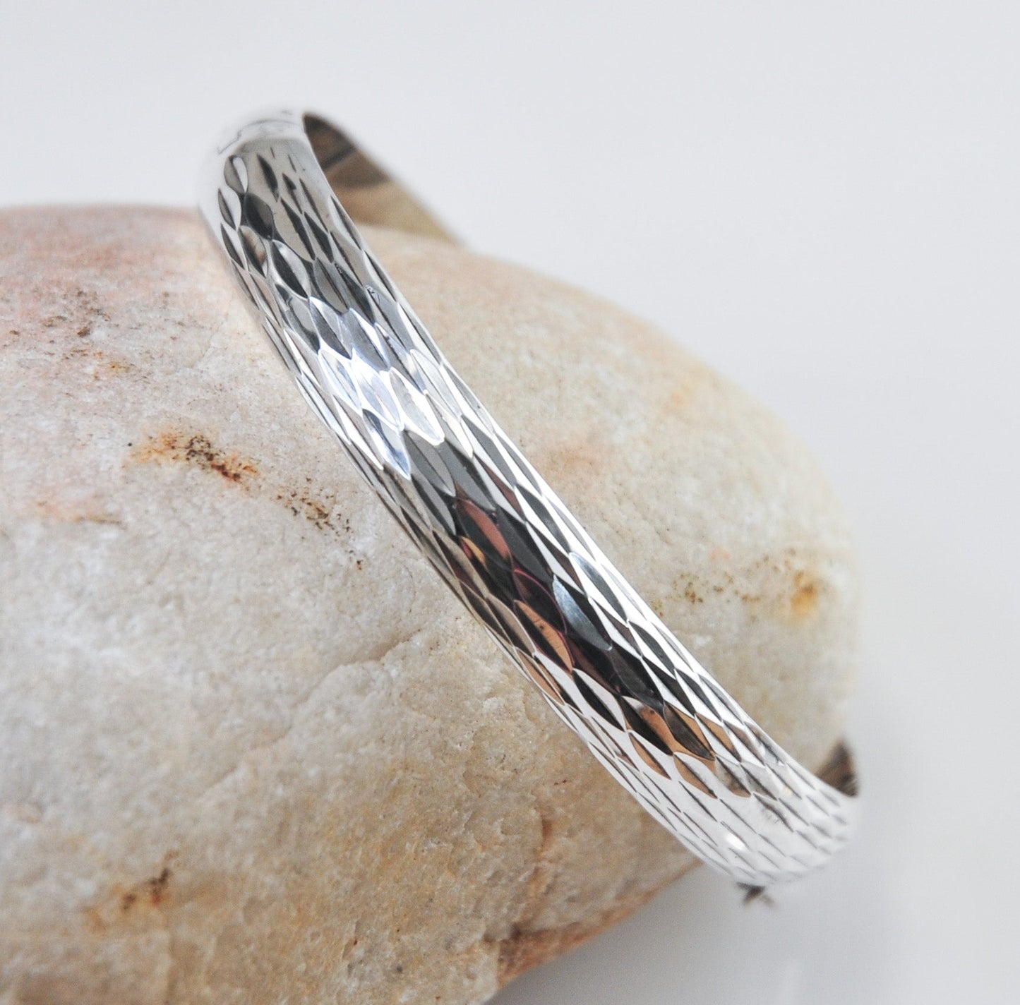Vintage Sterling Silver Diamond Cut Hinged Bangle Bracelet