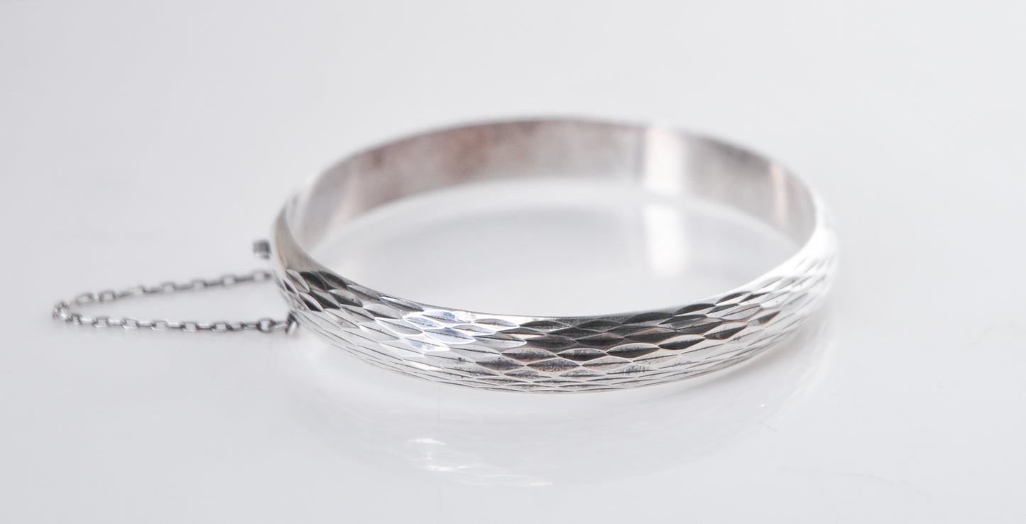 Vintage Sterling Silver Diamond Cut Hinged Bangle Bracelet