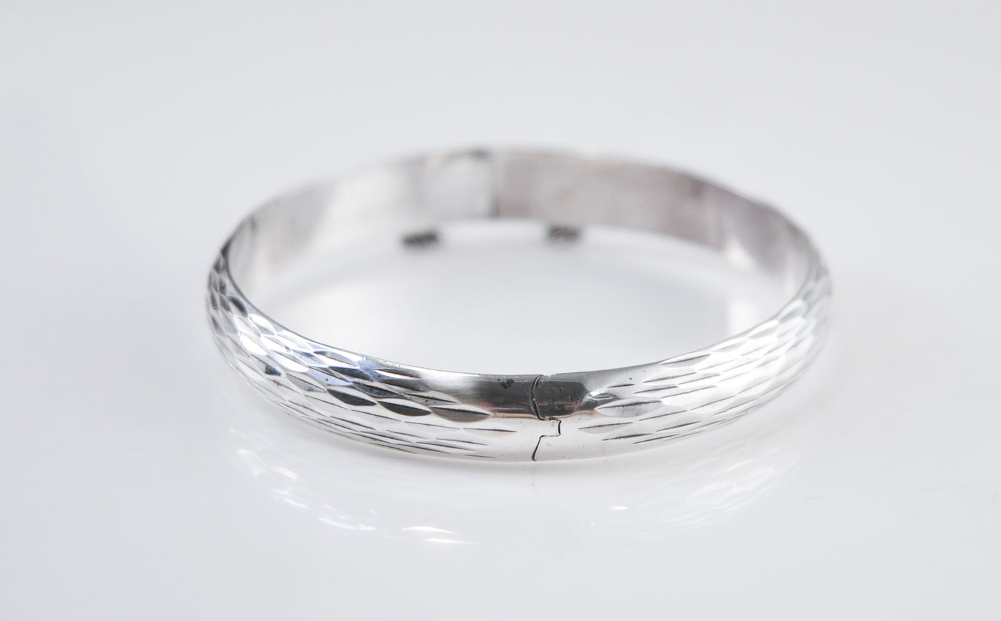 Vintage Sterling Silver Diamond Cut Hinged Bangle Bracelet