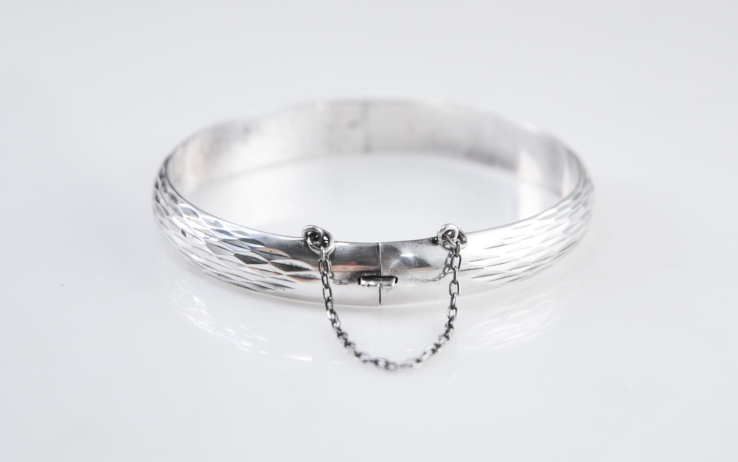 Vintage Sterling Silver Diamond Cut Hinged Bangle Bracelet