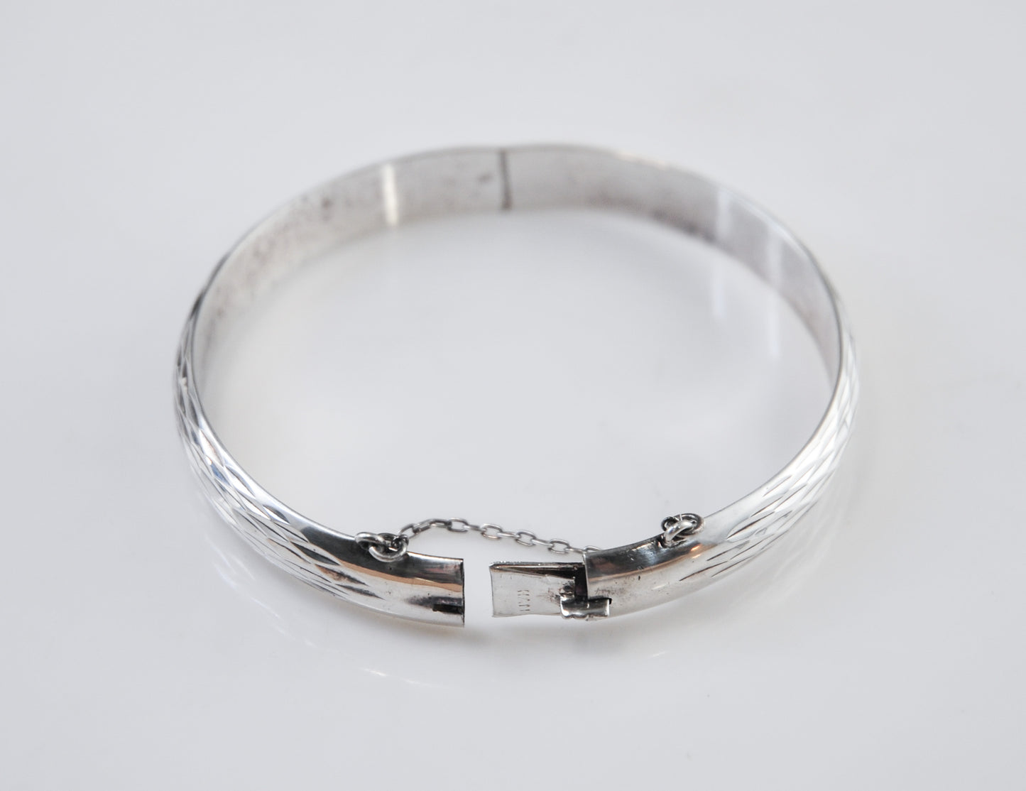 Vintage Sterling Silver Diamond Cut Hinged Bangle Bracelet