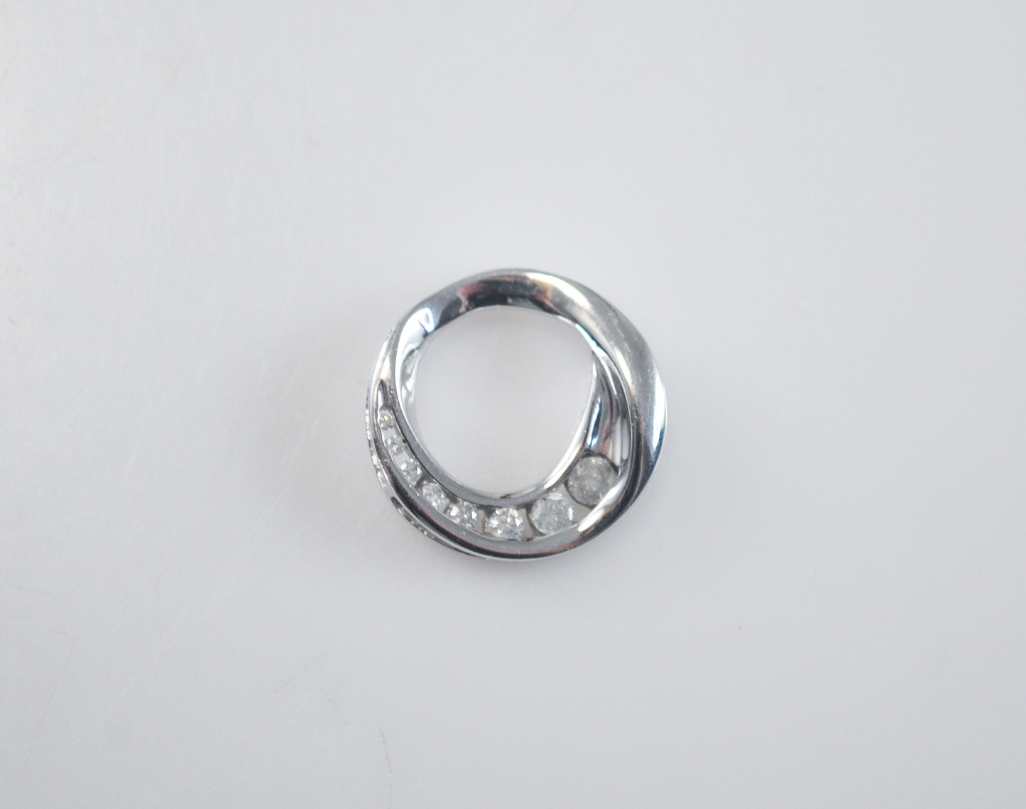 10K White Gold Diamond Circle Pendant