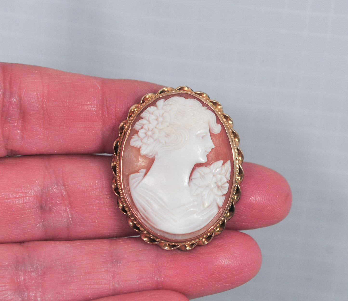 Antique 10K Gold Carved Cameo Brooch