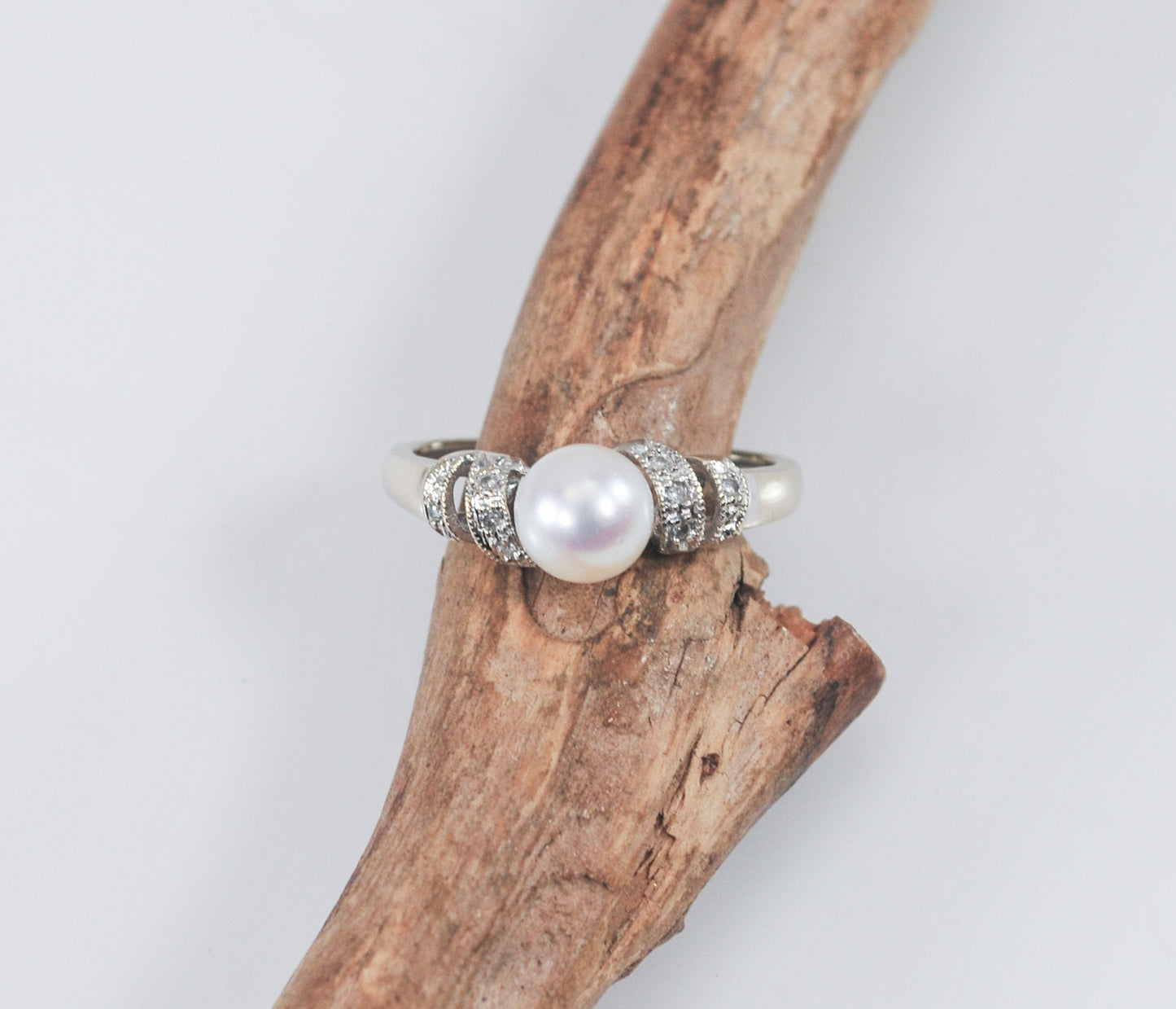 Vintage 10K White Gold Pearl Diamond Ring