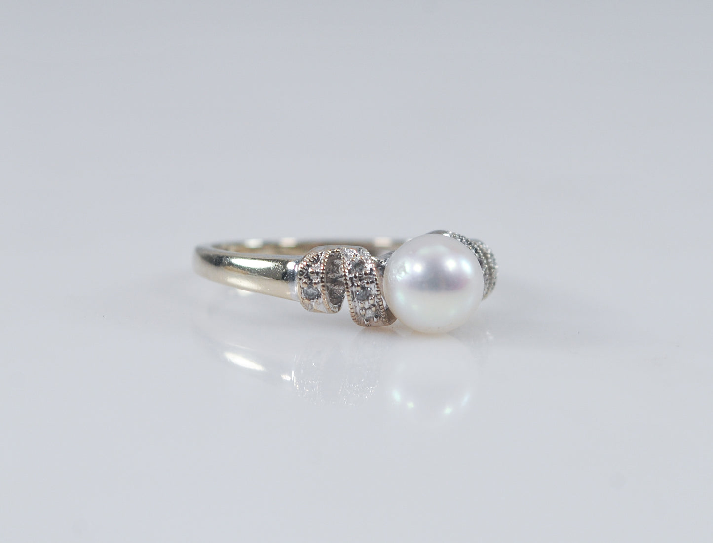 Vintage 10K White Gold Pearl Diamond Ring