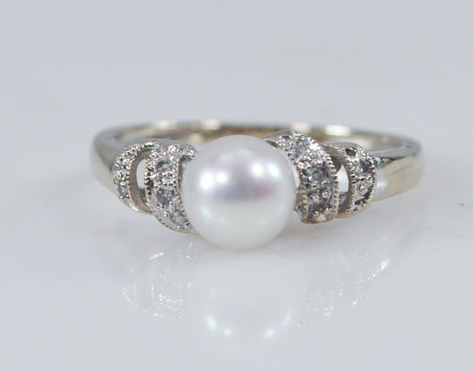 Vintage 10K White Gold Pearl Diamond Ring