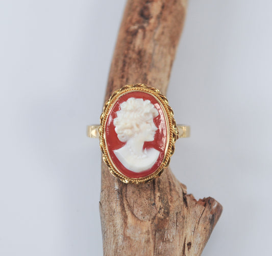 Vintage 18K Gold Carved Shell Cameo Ring