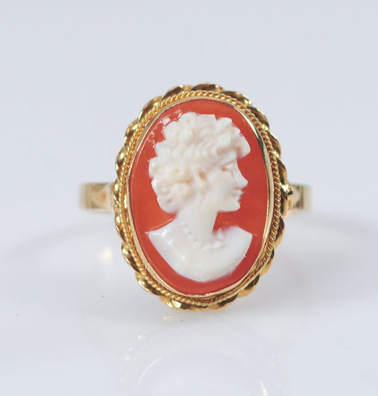 Vintage 18K Gold Carved Shell Cameo Ring