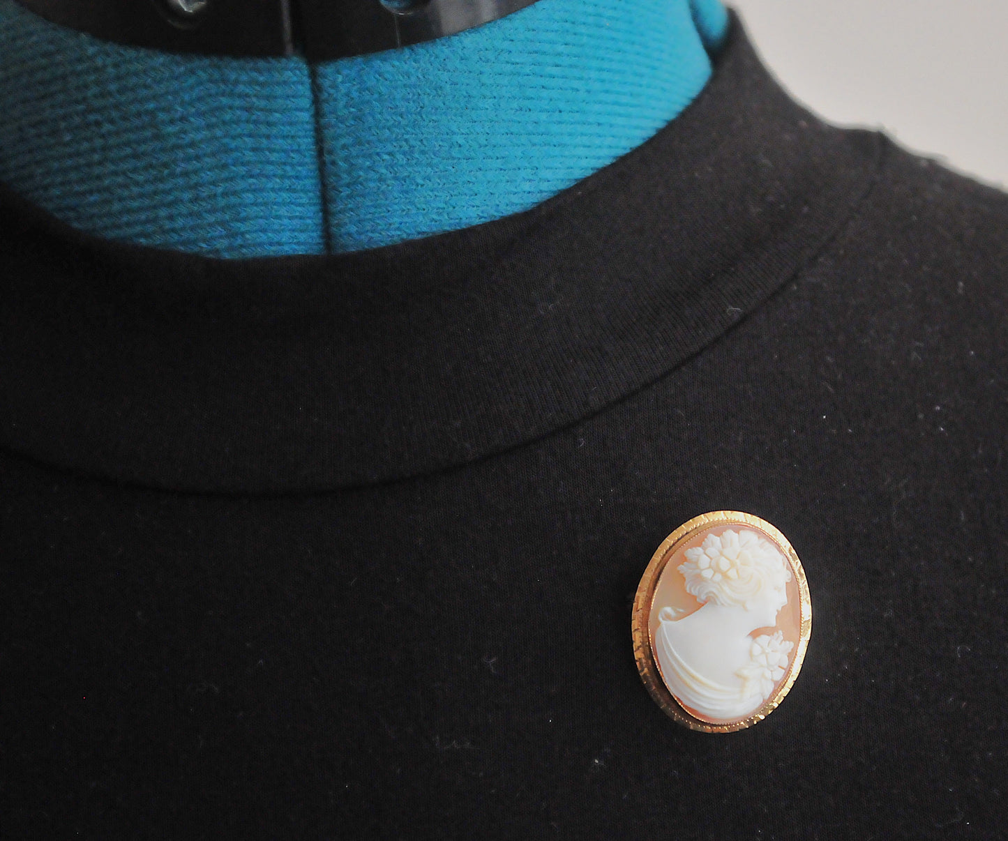 Antique Signed 10K Gold Carved Cameo Brooch