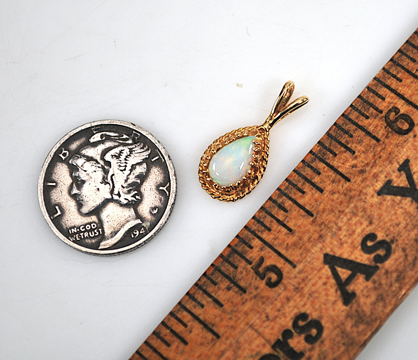 Small Vintage 14K Gold Opal Pendant