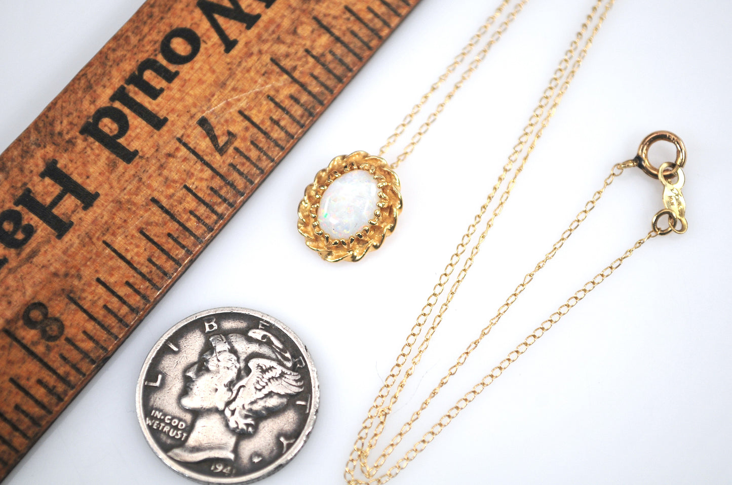 Small Vintage 14K Gold Opal Pendant Necklace