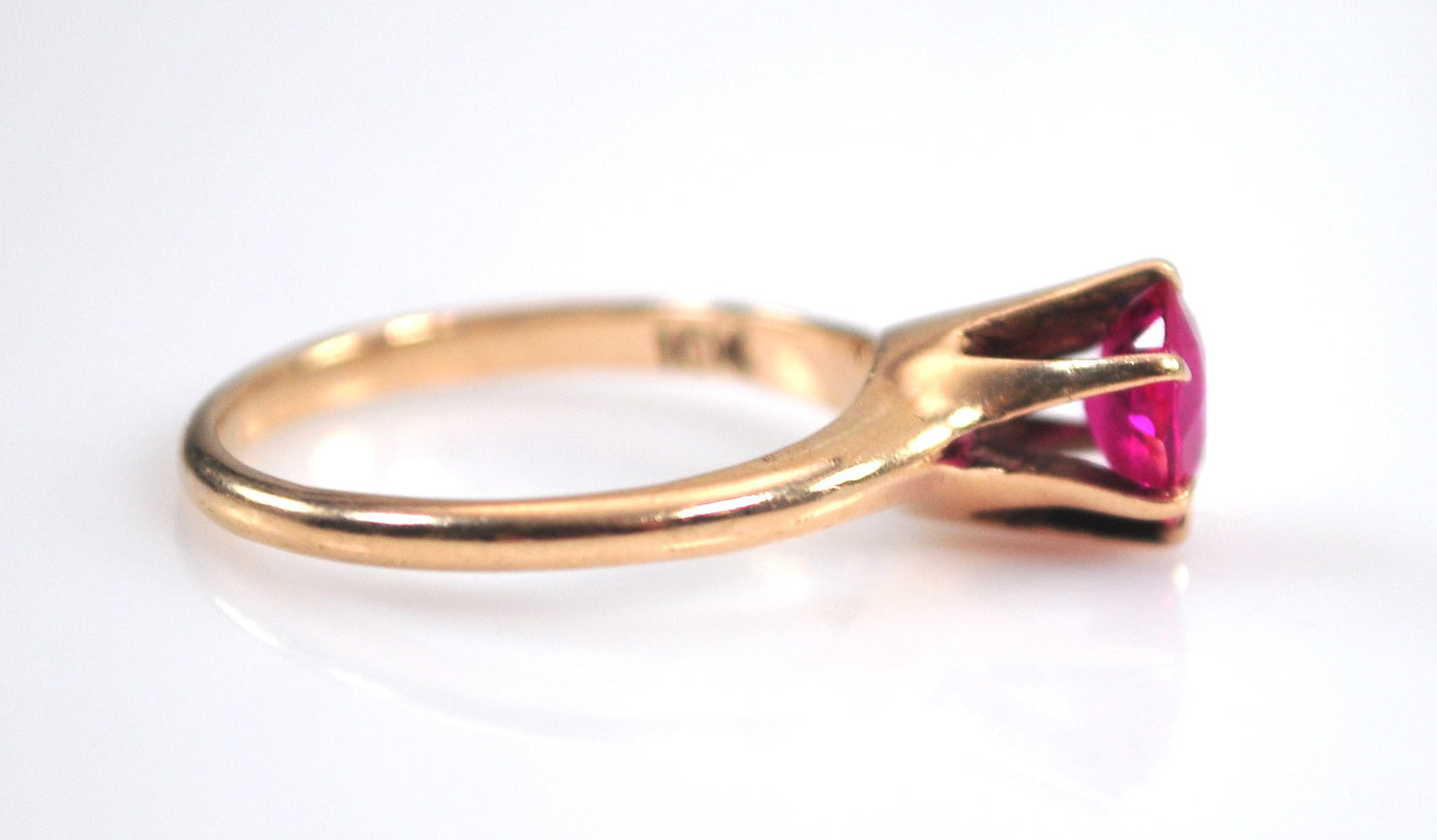 Vintage 10K Gold Red Stone Ring
