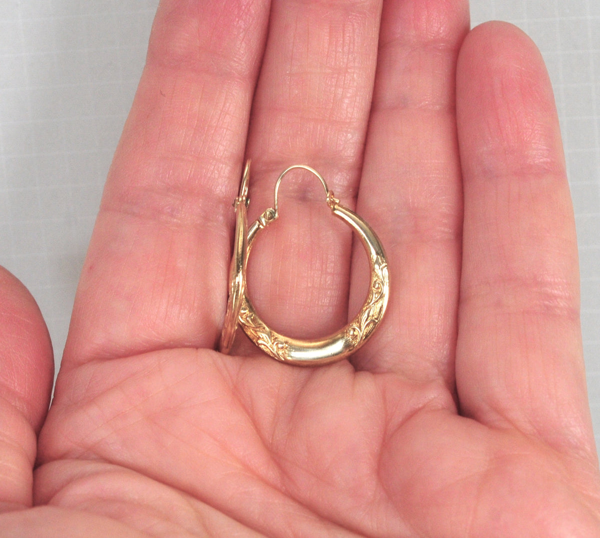 Vintage 14K Gold Floral Hoop Earrings