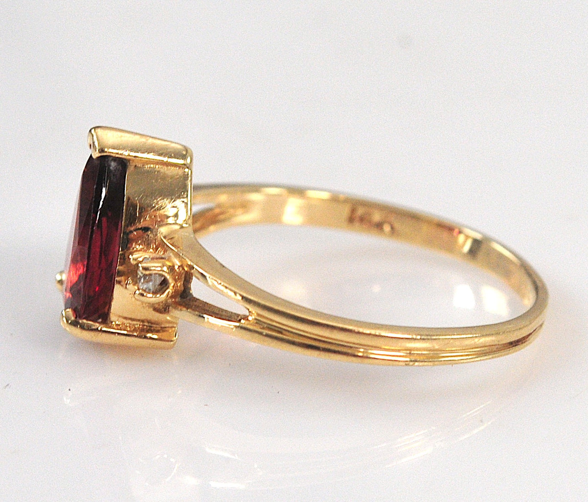 Vintage 14K Gold Garnet Diamond Ring
