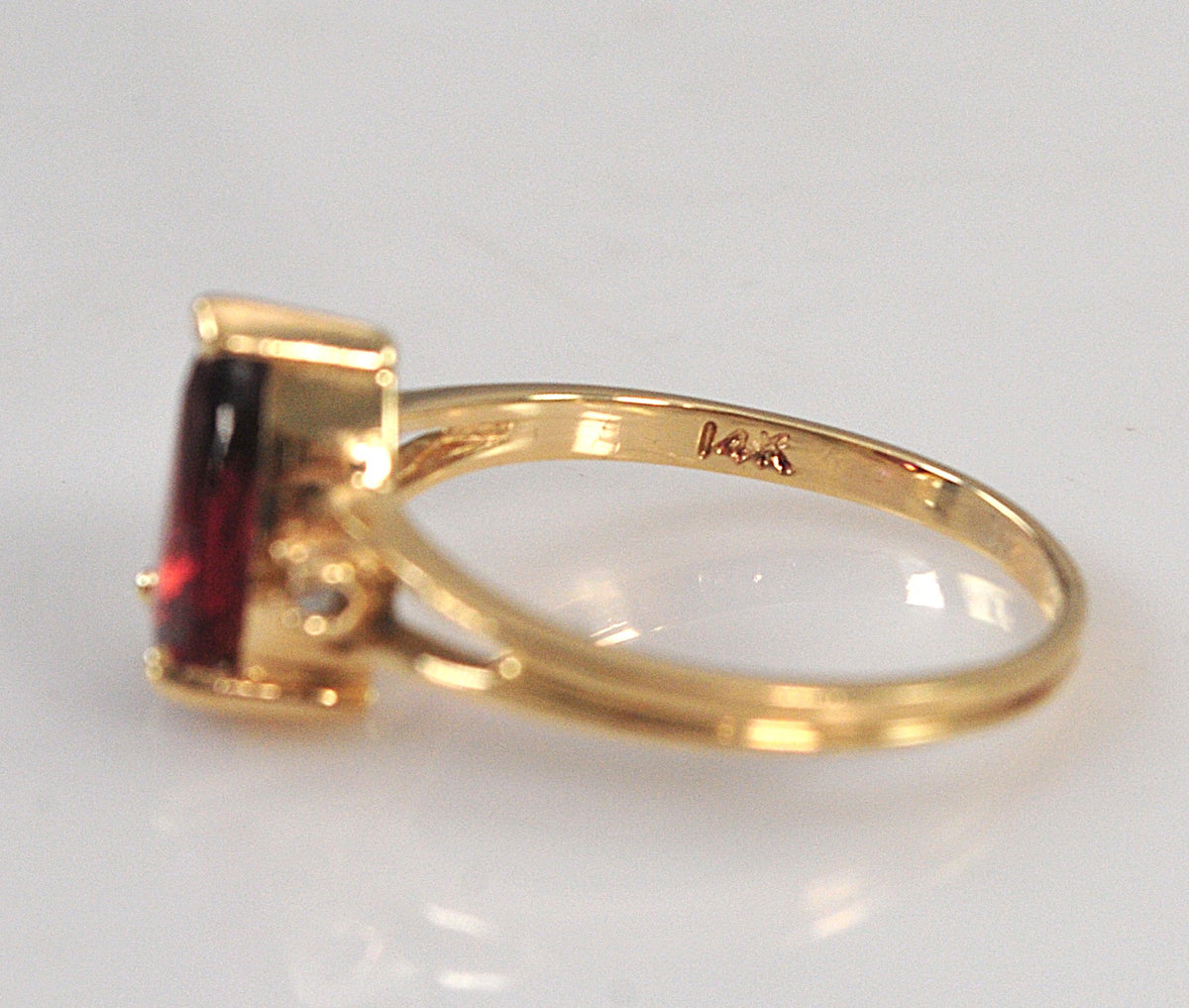 Vintage 14K Gold Garnet Diamond Ring