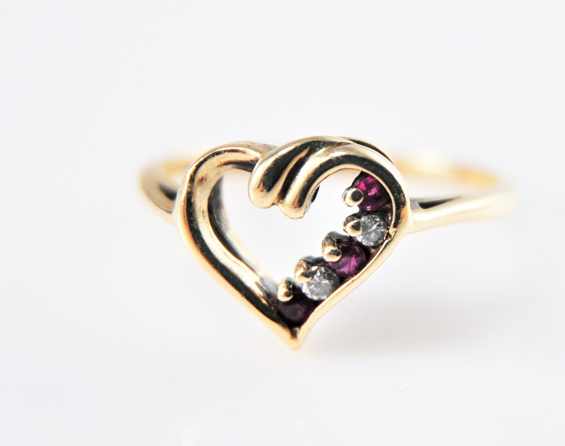 Vintage Magic Glo 10K Gold Ruby Diamond Heart Ring Size 7 - silvervintagejewelry